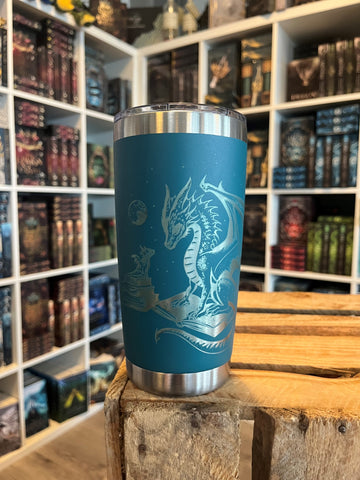 Das Produktbild zeigt einen Tumbler mit einem aufrecht sitzenden Drachen, welcher seine Klauen auf ein aufgeschlagenes Buch legt. Vor ihm ist ein Stapel Bücher, auf dem ein weiterer, kleiner Drache sitzt. Im Hintergrund ist ein kleiner Mond abgebildet.